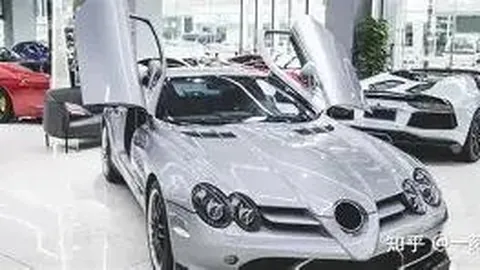 杨颖街头被拍到，悠闲做脚部美甲，环境朴实接地气