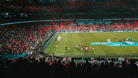 《41岁弟媳挥别队友，深情告别伦敦亲人，远行心绪引球迷关注》