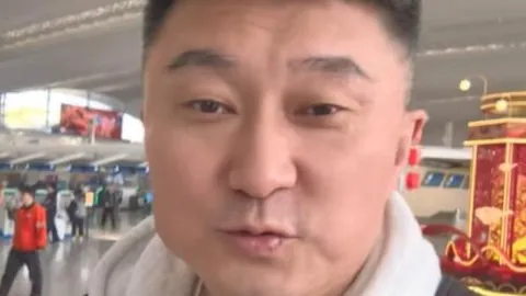 “曼联客战阿森纳，拉什福德或缺阵，转会窗口临近，他或离队在即，引援步伐加速。”