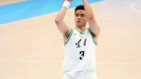 传奇控卫暮年飘零，海外漂流遭遇“零花钱”转会，未来或黯然告别赛场